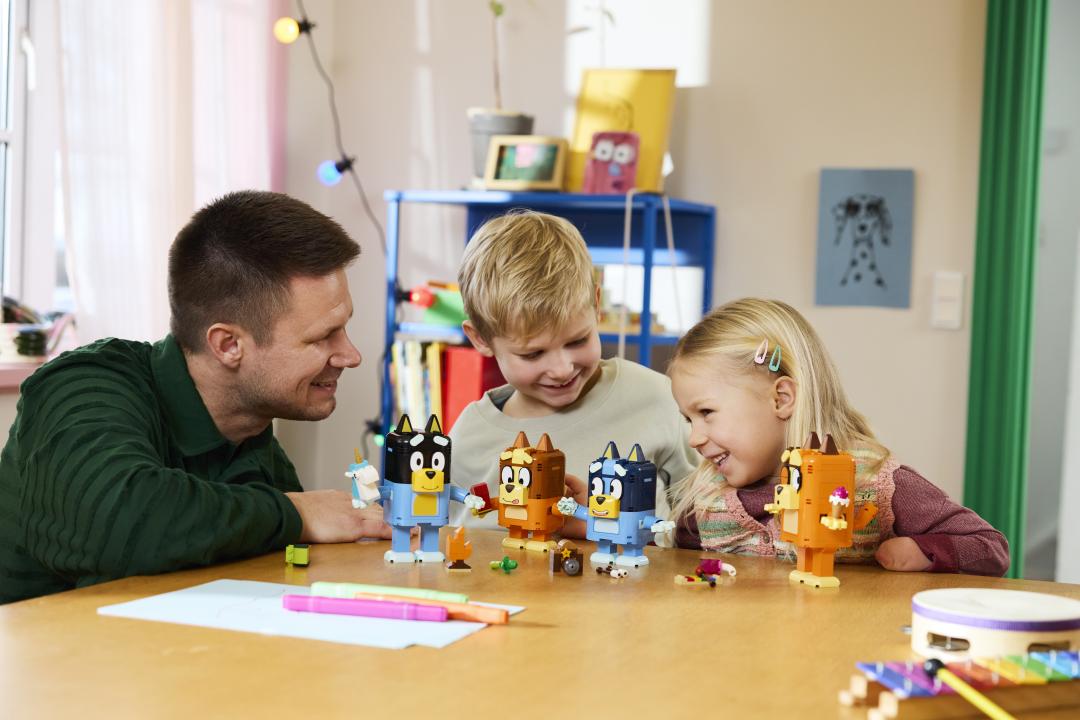 LEGO Bluey Brick-Built Bluey Family | 11217