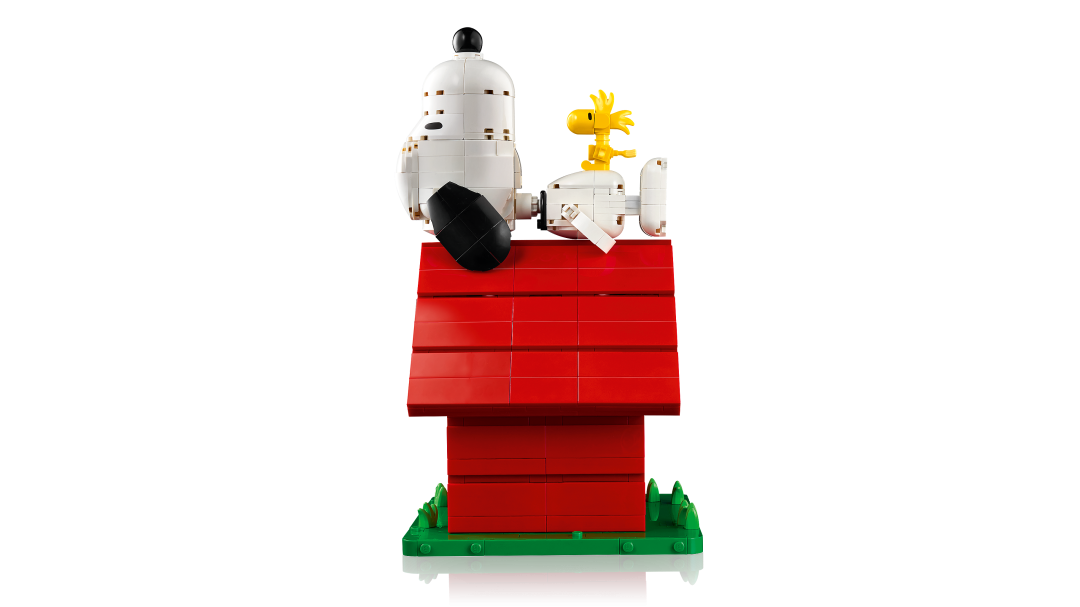 LEGO Ideas Peanuts: Snoopy's Doghouse | 21368