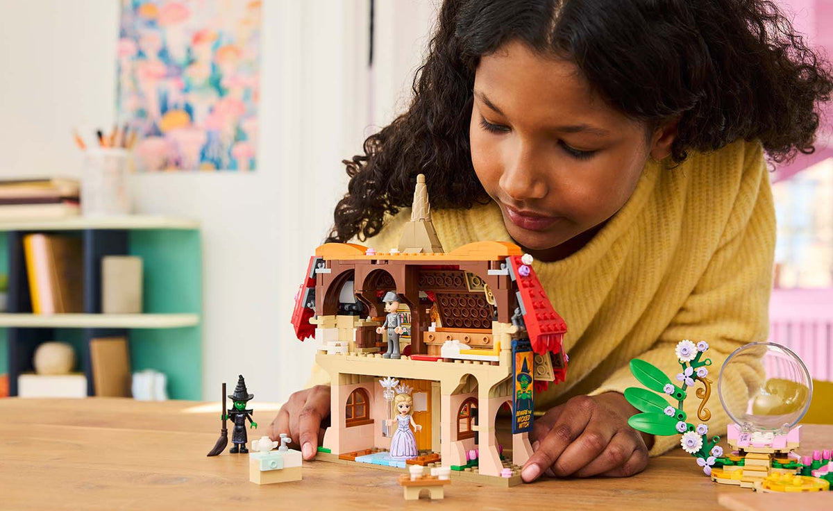 LEGO Wicked Glinda & Elphaba Visit Munchkinland | 75690